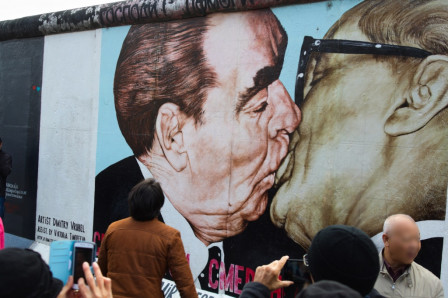 East side gallery : The Kiss
